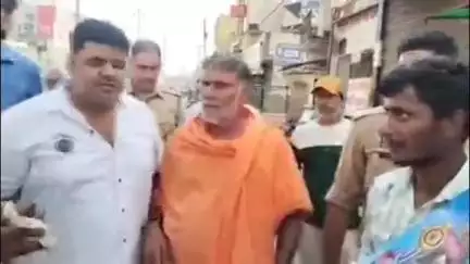 शामली: शामली पहुंचे स्वामी यशवीर महाराज ने कांवड़ यात्रा मार्ग पर स्थित होटलों पर वितरित किए भगवान के चित्र व सनातनी ध्वज
