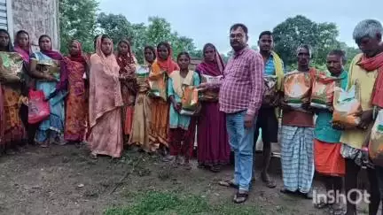 रमकंडा: मंगराही में 250 किसानों के बीच मक्के के बीज का वितरण