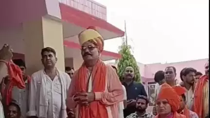वैर: वैर विधायक बहादुर सिंह कोली ने पथैना में की जनसुनवाई, बारिश में बैनर ओड़कर निकले विधायक, वीडियो हुआ वायरल