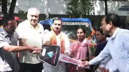 मस्तुरी: केन्द्रीय राज्य मंत्री श्री तोखन साहू ने जिला कार्यालय परिसर में दो श्रमिक महिलाओं को सौंपी ई-रिक्शा की चाबी