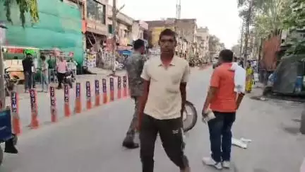 तिलैया थाना के सामने पुलिस द्वारा दोपहिया वाहन जांच अभियान: बिना हेलमेट पहने लोगों से जुर्माना वसूला गया