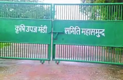 महासमुंद: जिले की प्राथमिक कृषि साख सहकारी समितियों में पर्याप्त मात्रा में खाद और बीज का भंडारण किया गया