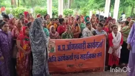गुना नगर: जिले की आंगनबाड़ी कार्यकर्ताओं ने शासकीय कर्मचारी का दर्जा देने की मांग के साथ कलेक्टर को सौंपा ज्ञापन