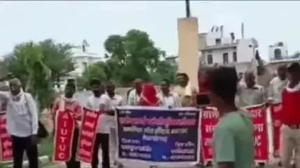 सतनाली: सतनाली में ग्रामीण चौकीदारों ने मांगों को लेकर पंचायत मंत्री के नाम बीडीपीओ को ज्ञापन सौंपा