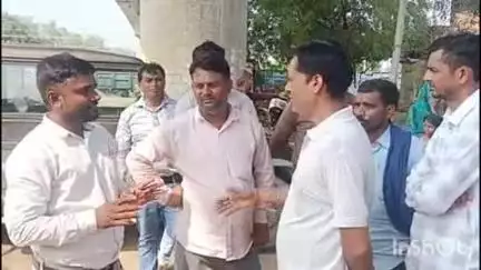 बिंदकी: हरसिंहपुर में रेलवे लाइन के समीप बाउंड्री खड़ी करने आई टीम, ग्रामीणों ने सीमांकन की मांग की, बाउंड्री न बनाने की अपील की