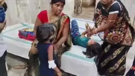 असरगंज: थाना चौक के इमली पेड़ के पास हाईवा और मोटरसाइकिल की टक्कर में दो बच्ची समेत तीन लोग जख्मी, दो रेफर