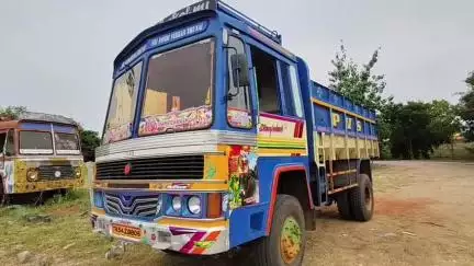 உளுந்தூர்பேட்டை: எறஞ்சி பிரிவுச்சாலையில் கூழாகற்கள் கடத்தி வந்த லாரி மற்றும் மணல் கடத்தி வந்த மாட்டுவண்டி,டிராக்டர் உள்ளிட்டவை பறிமுதல் - இருவர் கைது