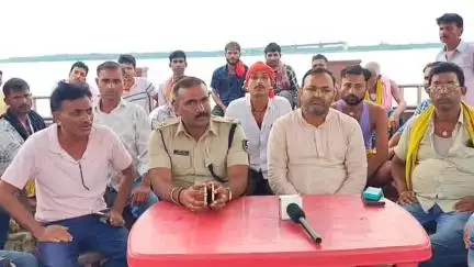 सुल्तानगंज: नमामि गंगे घाट पर अजीत कुमार ने स्थानीय पंडा, फोटोग्राफर व दुकानदारों के साथ की बैठक, थाना अध्यक्ष भी रहे मौजूद