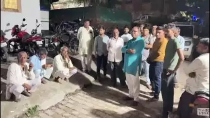 जलेसर: निधौली मार्ग पर बिजली घर के समीप बुआ को ससुराल छोड़कर लौट रहे किशोर की बाइक को डंपर ने मारी टक्कर, हुई मौत