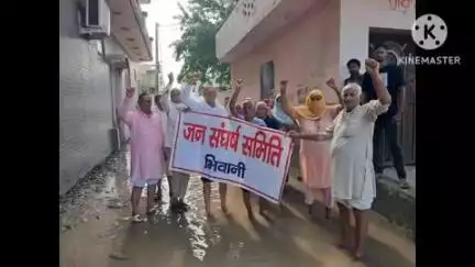 भिवानी: पिपली वाली जोहड़ी के सामने वाली गली में सीवरेज ओवरफ्लो और बारिश का पानी भरा
