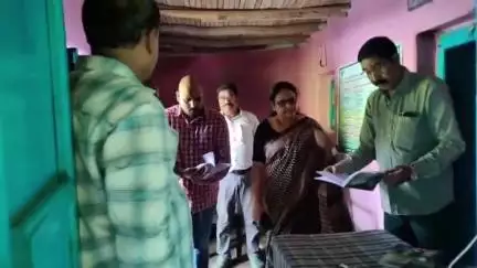 सिमडेगा: डीसी ने पीडीएस राशन डीलर की दुकान का किया निरीक्षण, कई दिशा निर्देश दिए