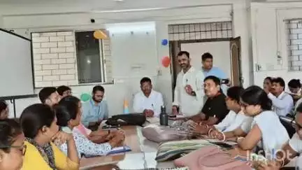 राजमहल: राजमहल अनुमंडल अस्पताल में उपाधीक्षक डॉ. उदय टुडू की अध्यक्षता में मासिक समीक्षा बैठक हुई, आवश्यक दिशा-निर्देश दिए गए
