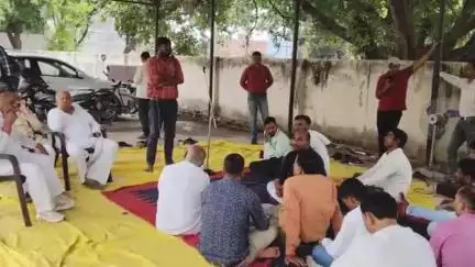 आज़मगढ़: सिधारी हाइडिल पर बिजली कर्मियों ने किया विरोध प्रदर्शन, कहा- किसी भी हालत में बिजली विभाग का निजीकरण नहीं होने देंगे