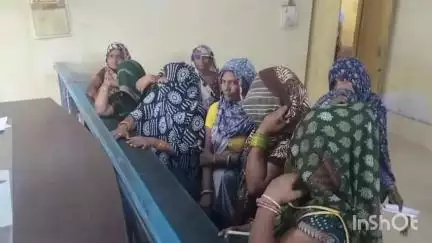 कुम्हेर: कुम्हेर कस्बे की महिलाओं ने नरेगा में काम की मांग को लेकर एसडीएम कलेक्टर के नाम तहसीलदार को सौंपा ज्ञापन