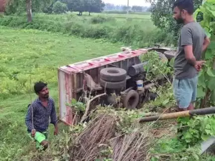 टेटिया बम्बर: गंगटा थाना क्षेत्र में सुखदेव बाबा स्थान के पास मिनी हाईवा पलटने से चालक और उपचालक घायल