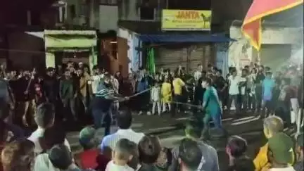 किस्को: पावरगंज में मोहर्रम की पांचवीं रात लाठी-डंडे के खेल का शानदार प्रदर्शन, अखाड़े सम्मानित