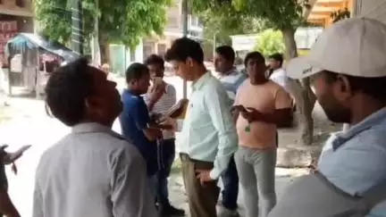 हाटा: दुदही विद्युत उपकेंद्र क्षेत्र में बिजली विभाग का चेकिंग अभियान, उपभोक्ताओं को समय पर बिल जमा करने का निर्देश