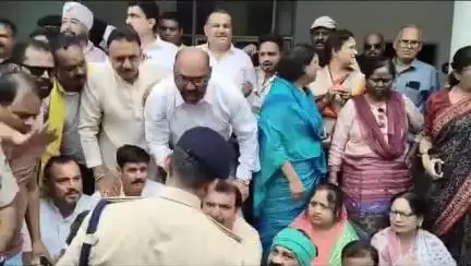 मोहन सरकार द्वारा तानाशाही पूर्वक प्रदेश कांग्रेस अध्यक्ष श्री जीतू पटवारी जी पर दर्ज करवाई गई झूठी FIR के विरुद्ध आज #जबलपुर में जिला शहर कांग्रेस द्वारा विरोध प्रदर्शन के दौरान पुलिस द्वारा की गई  तानाशाही निंदनीय है!