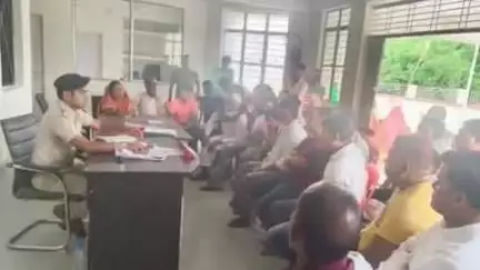 मधुबन: मुहर्रम पर्व को लेकर गड़हिया ओपी थाना परिसर में थाना अध्यक्ष आदित्य कुमार की देखरेख में शांति समिति की बैठक हुई
