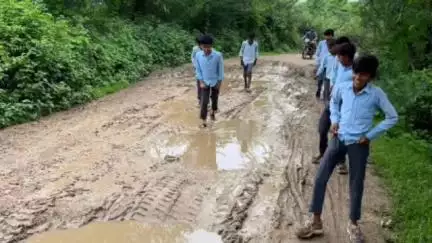 गंगरार: गंगरार तहसील के खेड़ली गांव में सड़क सुविधा का अभाव, बारिश में दुनिया से कट जाता है गांव
#janasamshya