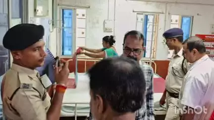भभुआ: रामगढ़ अस्पताल और प्रखंड कार्यालय का DM ने किया औचक निरीक्षण, अनुपस्थित मिले ब्लॉक के बड़ा बाबू सहित मनरेगा के कर्मी