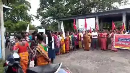 কুমারগ্রাম: বিভিন্ন দাবিতে কুমারগ্রাম গ্রাম পঞ্চায়েত অফিসে AIAWU, CITU  ও AIKS-র অবস্থান কর্মসূচি