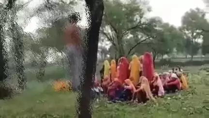सिकराय: अगवाली गांव में पेड़ पर लटका मिला युवक, हत्या की आशंका परिजनों ने मौके पर कार्रवाई के लिए 3 घंटे किया हंगामा