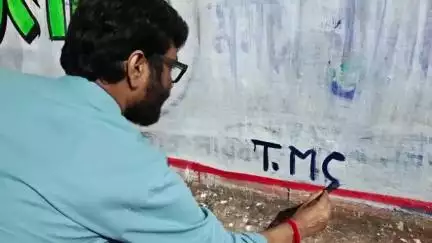 সাঁইথিয়া: সাঁইথিয়ায় একুশে জুলাইয়ের প্রস্তুতি, তৃণমূলের দেওয়াল লিখনে হাজির পৌরপতি বিপ্লব দত্ত ও সমাজসেবী দেবাশীষ সাহা