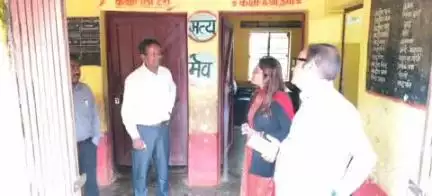 बस्तर ब्लॉक के विभिन्न स्कूलों का बीईओ व एबीईओ ने किया निरीक्षण, जर्जर भवन में बच्चों को नहीं बैठाने के दिए निर्देश