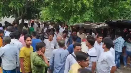 কালীগঞ্জ: তৃণমূলের ছোড়া বোমার আঘাতে মৃত তামান্নার মা-বাবার সাথে দেখা করতে কালীগঞ্জে আসলেন কংগ্রেস নেতা অধীর চৌধুরী