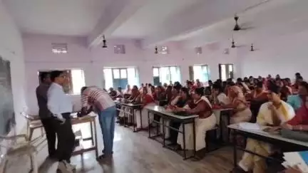 अरेराज: अरेराज में मतदाता सूची के विशेष गहन पुनरीक्षण को लेकर दिया गया प्रशिक्षण