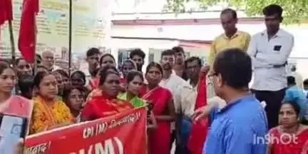फतुहा: किसानों के मुआवजे की मांग को लेकर सीपीआईएम कार्यकर्ताओं ने फतुहा प्रखंड कार्यालय पर किया प्रदर्शन