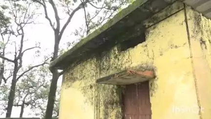 अंबिकापुर: छत्तीसगढ़ के शिमला, मैनपाट के बिसरपानी गांव का प्राथमिक स्वास्थ्य केंद्र जर्जर, टपक रहा पानी