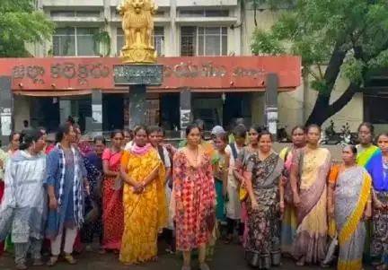 కర్నూలు: కర్నూలు కలెక్టరేట్ ఎదుట సచివాలయ ఏఎన్ఎంల నిరసన