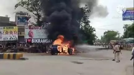 बिक्रमगंज: बिक्रमगंज तेंदुनी चौक पर चलती कार में अचानक लगी आग, चालक और एक अन्य ने भागकर बचाई जान