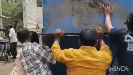 अमरावती: मनपा आयुक्त यांच्या आदेशावरून शहरात मनपा अतिक्रम विभागाची बेधडक कारवाई, रात्री पाच नंतर ही कारवाई सुरूच