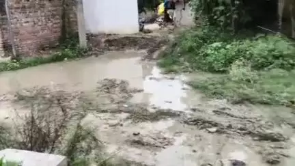 खजनी: बेलघाट इलाके के सुअरहाँ गाँव में रोड पर पानी जमा होने से ग्रामीणों में रोष
#jansamasya