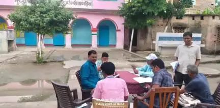 गोगरी: मदारपुर में मतदाता सूची के विशेष पुनरीक्षण कार्यक्रम का वरीय प्रभारी और गोगरी एसडीओ ने किया निरीक्षण, दिए निर्देश