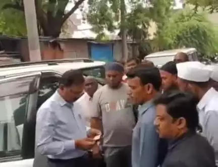 ఆర్మూర్: ఆర్మూర్లో టైం బజార్ నిర్వాహకులు అక్రమంగా డబ్బులు వసూలు చేస్తున్నారని కలెక్టర్ కు ఫిర్యాదు చేసిన గూడ్స్ వెహికల్ సభ్యులు