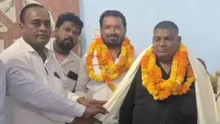 मनकापुर: मनकापुर में नवागत ADO पंचायत ने कार्यभार ग्रहण किया, ग्रामीण सफाई कर्मचारी संघ के ब्लॉक अध्यक्ष ने किया स्वागत