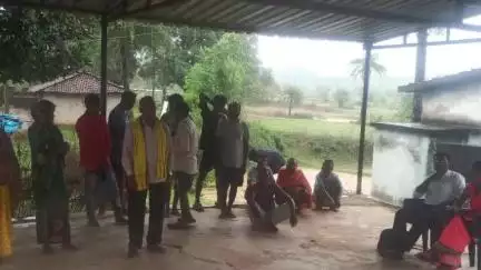 कुरडेग: धरती आबा जनजातीय ग्राम उत्कर्ष अभियान: कोकड़ाछेरा गांव में शिविर लगाकर योजनाओं की जानकारी दी गई