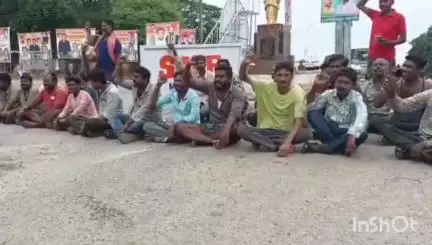 మహదేవ్​పూర్: మహదేవ్పూర్ మండల కేంద్రంలో ఇసుక లారీల డ్రైవర్ల ఆందోళన