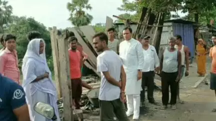 बंदरा: पिलखी हरपुर बांध पर आग से चार दुकानें जलकर राख, पांच लाख से अधिक के नुकसान की आशंका