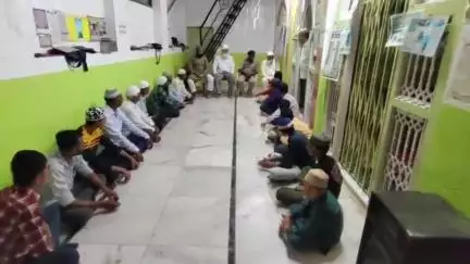 લખતર: લખતર જુમ્મા મસ્જિદ ખાતે આવનાર રમજાન ઈદને લઈ લખતર પોલીસ દ્વારા શાંતિ સમિતિની બેઠક યોજાઈ