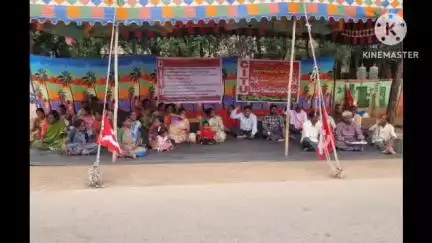 హిందూపురం పరిధిలోని కార్మికుల సమస్యలు పరిష్కరించాలని  పరిశ్రమల యాజమాన్యలకు  సమ్మె నోటీసును అందజేసిన సిఐటియు నాయకులు