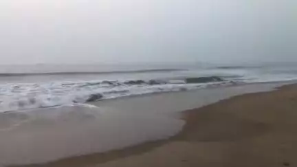 కొండపి: బంగాళాఖాతంలో అల్పపీడనం కారణంగా పాకాల బీచ్ వద్ద పెరిగిన అలల తాకిడి, అప్రమత్తంగా వ్యవహరిస్తున్న అధికారులు