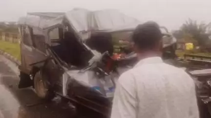 सेंधवा: धुलिया महाराष्ट्र से इंदौर जा रहा तूफान वाहन ट्रक में घुसा, 1 की हुई मौत