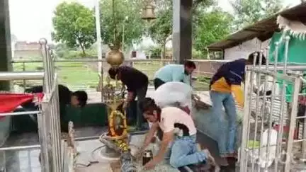 इटारसी: भगत नगर स्थित दादा दरबार धाम में बजरंग दल ने की मंदिरों की साफ-सफाई