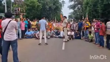 সীমলাপাল: কসবার ছাত্রী ধর্ষণের প্রতিবাদে সিমলাপাল স্কুল মোড়ে বিজেপির পথ অবরোধ কর্মসূচি হল