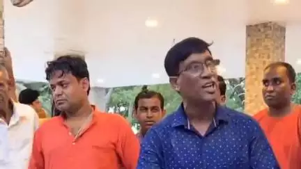 বোলপুর-শ্রীনিকেতন: কংকালীতলা মন্দিরে গর্ভগৃহে  নাচের রিলস বানানো ব্যক্তি হারু দাসকে ২ রা জুলাই বিকাল ৪:৪০ নাগাদ ডেকে পাঠানো হয় কঙ্কালীতলায়